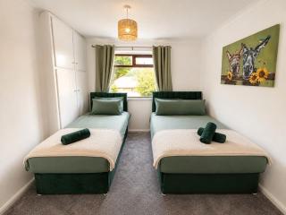 Spacious Home for 8 - Contractors or Council Guests or Families - with Full Kitchen, Backyard & Free Parking - near Bradford Centre & M606 - 7