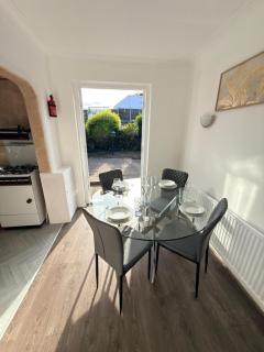 Spacious Home for 8 - Contractors or Council Guests or Families - with Full Kitchen, Backyard & Free Parking - near Bradford Centre & M606 - 5