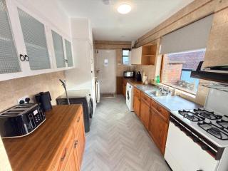 Spacious Home for 8 - Contractors or Council Guests or Families - with Full Kitchen, Backyard & Free Parking - near Bradford Centre & M606 - 8