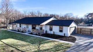 Luxury 3BR Pond View Home with Gameroom - 9