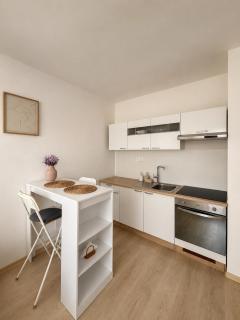 Bright & Cozy Studio with Free Parking - 7