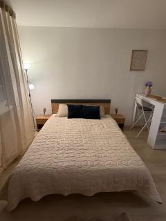 Bright & Cozy Studio with Free Parking - 1