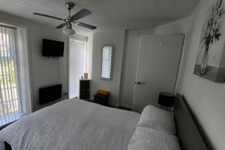 1 Bedroom Apartment - River Views & Free Parking - 2