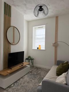 Luxury Home For 7 Best For Contractors & Families - 0