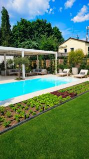 Luxurious large Home, Pool, Garden, Koi Pond - 3