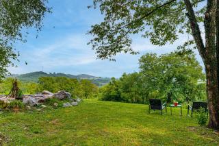 Bangor Countryside Retreat w/ Gorgeous Views - 0
