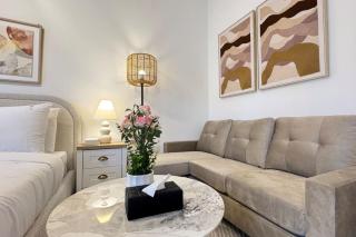 Queen Bed Studio - Elegant Chic Luxe Escape - 4