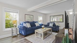 Home with Garage in DT Libertyville Near Naval Base - 6