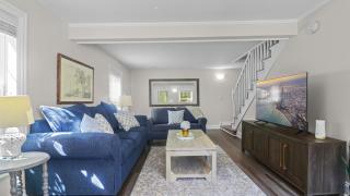Home with Garage in DT Libertyville Near Naval Base - 7