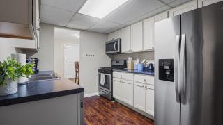 Home with Garage in DT Libertyville Near Naval Base - 4