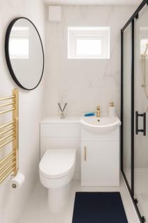 Private Double room in Modern Home, Dartford, Private Bathroom - 5