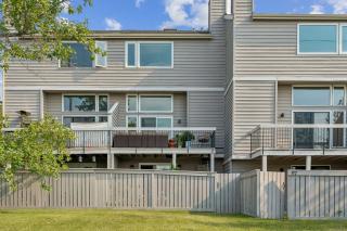 Luxury Edgemont Retreat Near Nose Hill Park - 5