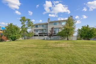 Luxury Edgemont Retreat Near Nose Hill Park - 4
