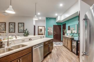 Rooftop Deck, Great Views! Modern Condo Near Dtwn - 4