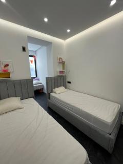 Luxe Ultra Modern 2 Bedroom with Balcony In The Middle of City Center, By Malibu Park And Cascade - 9