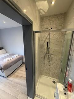 6 Bed House Contractor, Families & Groups - 8