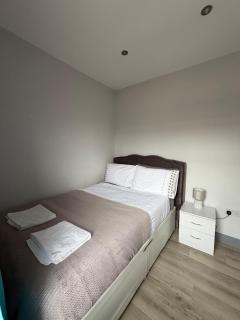 6 Bed House Contractor, Families & Groups - 6