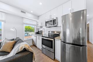 New Group Suite in Leslieville with Laundry, AC & Heat - StayStreet Suites - 8