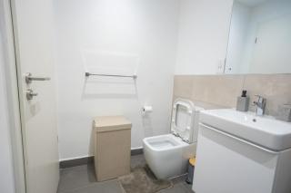 Luxury Three Bedroom Apartment Near Airport - 3