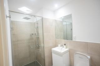 Luxury Three Bedroom Apartment Near Airport - 2