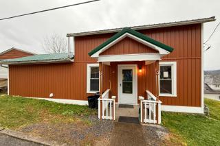 Walk to Main Street! Cozy Grafton Cottage - 0