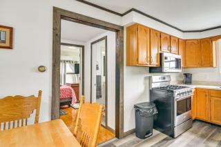 Walk to Main Street! Cozy Grafton Cottage - 8