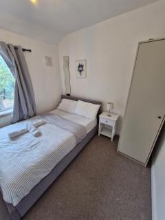 Cosy 3 bedroom house close to city and shops - 6