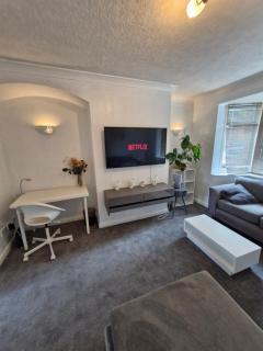Cosy 3 bedroom house close to city and shops - 0