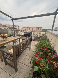 Private Jacuzzi Rooftop Apartment & Free Parking - 3