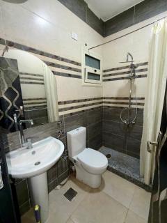 شقه في الهضبه أمام كمبوند رويال بالاس Apartment in Al Hadaba front of royal palace compound - 1