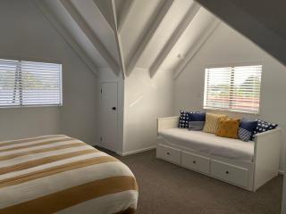 Coastal on Catherine - Spacious Family Bach - 9