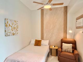 Carlson Oasis Residence with Pool View Balcony near IT Park and BTC - 7