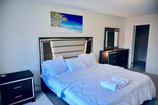 Entire 4 BR Detached Home,4 Beds plus 2 Sofa Bed, Sleeps 10, Close to Niagara Falls and Niagara on the Lake - 3