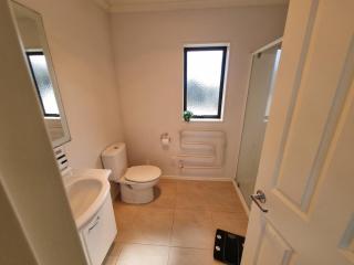 Private Room with Harbour View - 2 Minutes off SH1 - 6