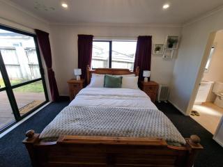 Private Room with Harbour View - 2 Minutes off SH1 - 9