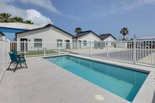 #8 South Padre Studio Pool Walk 2 Beach - 9