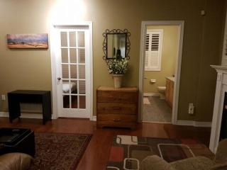 ABOVE Ground 1 Bedroom for Solo Traveler in a House - 7