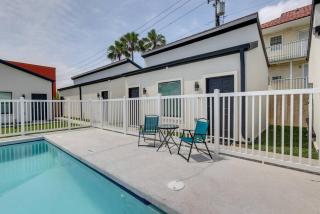 #9 Beach Escape Studio w/Pool Walk Everywhere - 1