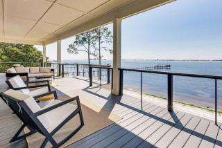 Waterfront Navarre Retreat | Parking | Sleeps 8 - 9