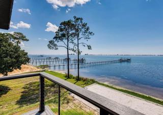 Waterfront Navarre Retreat | Parking | Sleeps 8 - 2