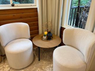 Kootenay Haus Resort - 2