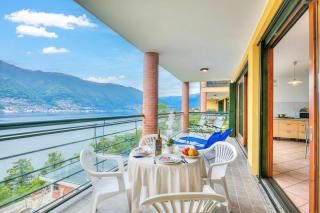 Va Pensiero sul Lago: Lake Maggiore Stunning View Balcony - Happy Rentals - 4