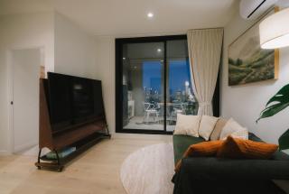 Stylish South Melbourne Apartment with City Views - Melbourne - 1