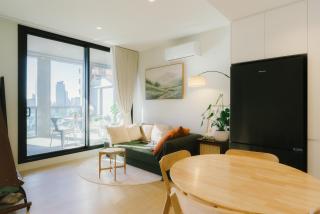 Stylish South Melbourne Apartment with City Views - Melbourne - 5