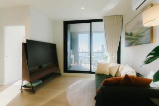 Stylish South Melbourne Apartment with City Views - Melbourne - 2