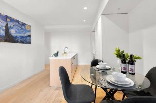Central Location CBD Escape - Stunning Views, Pool and Gym Access - 8