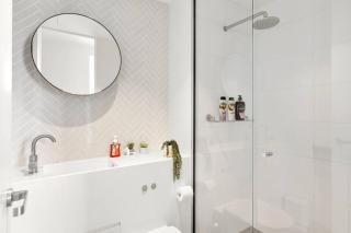 Central Location CBD Escape - Stunning Views, Pool and Gym Access - 3