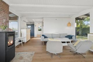 Holiday Idyll With Water Views - 1