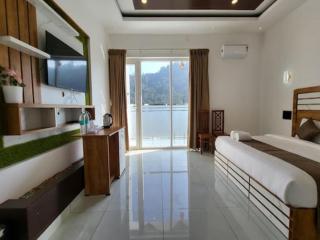 Triple F Inn Munnar - Luxury Pool Resort - 8