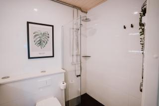 Modern family apt with balcony, free parking, WiFi & AC - 4